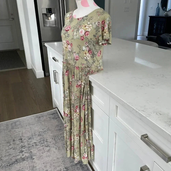 Papillon SS Rayon Spandex Floral Dress w Tiered Design Sage Green Grey Sz S NWT - Picture 5 of 13